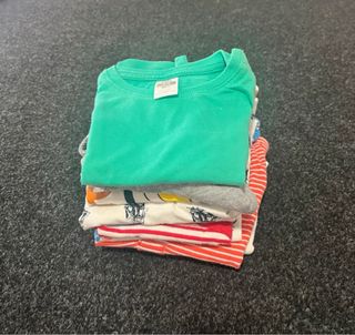 Conjunto 8 Camisetas y Chaleco Niño