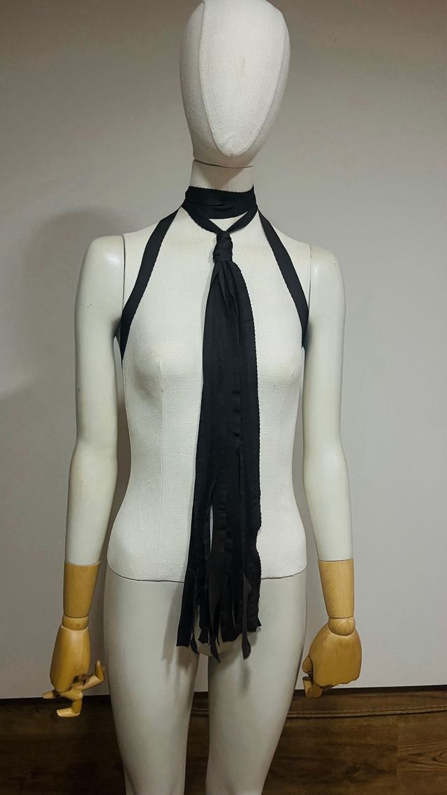 Corbata de licra marrón con flecos