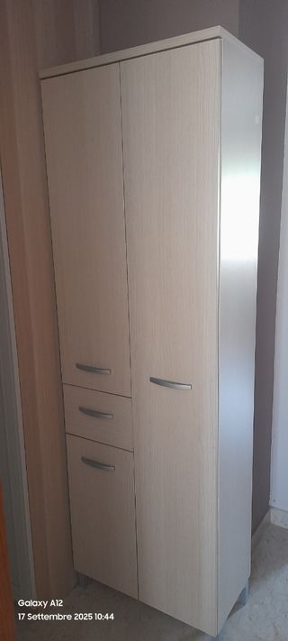 Armadietto bagno beige e argento