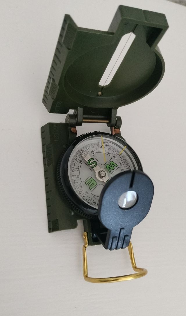 Brújula militar verde