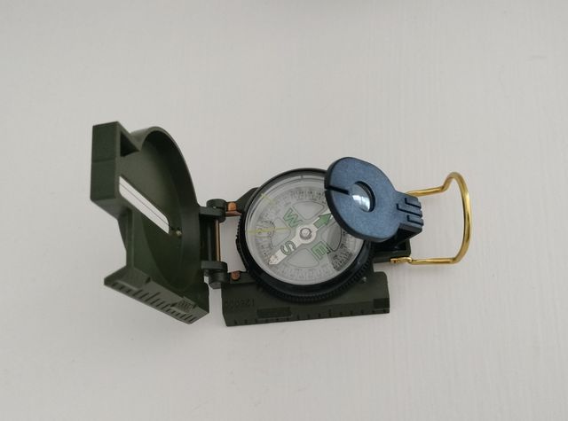 Brújula militar verde