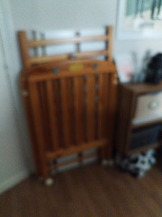 Cuna de bebé de madera