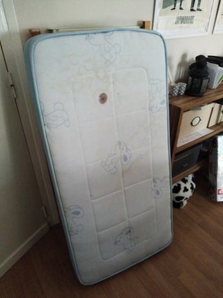 Cuna de bebé de madera