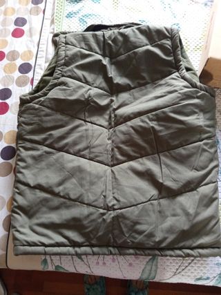 Chaleco de invierno verde oliva con capucha