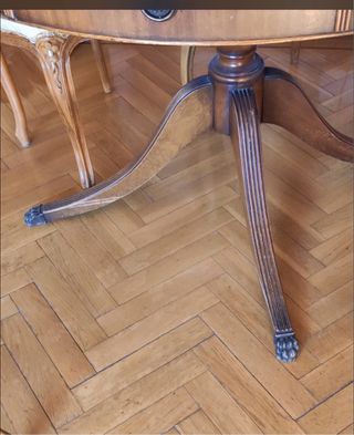 Mesa redonda francesa antigua