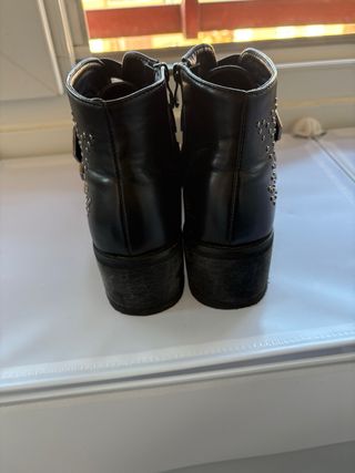 Botines negros con tachuelas y hebillas