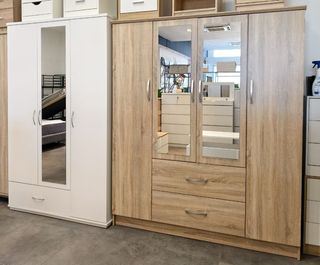 Armarios con estantes y espejos