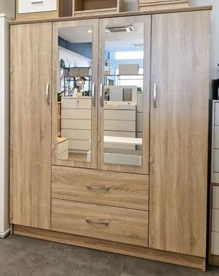 Armarios con estantes y espejos