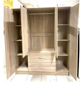 Armarios con estantes y espejos