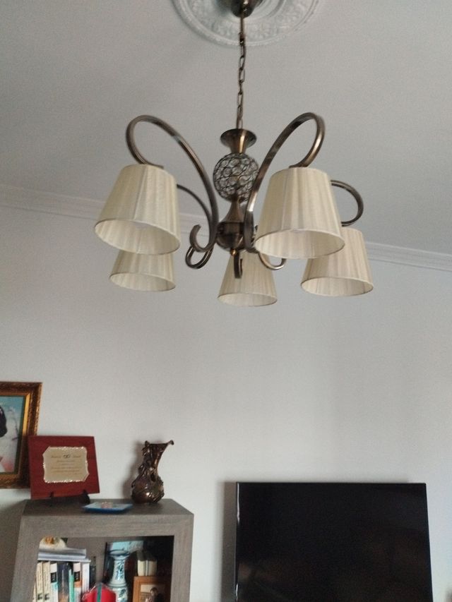 Lámpara de salón beige y dorada