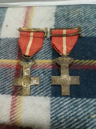 Dos medallas con corona y cinta roja
