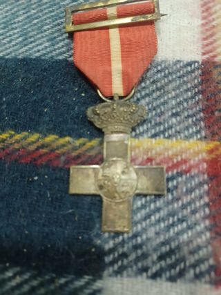 Dos medallas con corona y cinta roja