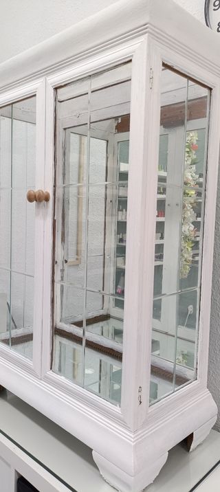 Vitrina de cristal y madera blanca
