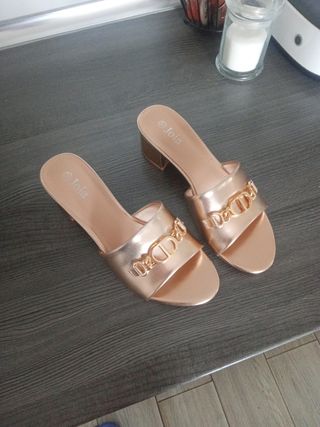 Sandalias doradas Joia con cadena