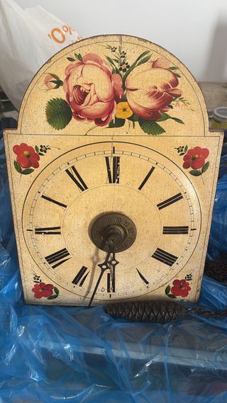 Reloj antiguo decorado con flores