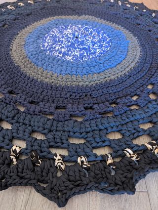 Alfombra ganchillo redonda varios tonos de azules