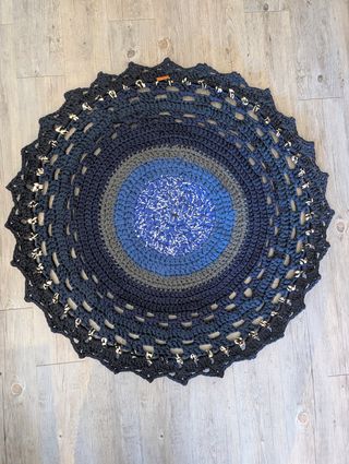 Alfombra ganchillo redonda varios tonos de azules