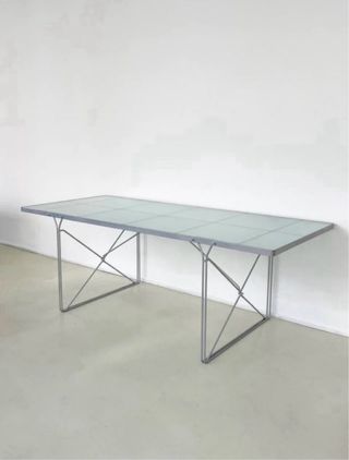 Mesa de comedor de cristal y metal