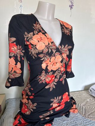 Vestito corto floreale nero e arancione