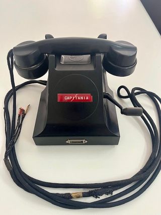 Teléfono antiguo negro