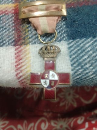 Medalla Cruz con Corona y Escudos