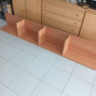 Estantería de madera marrón
