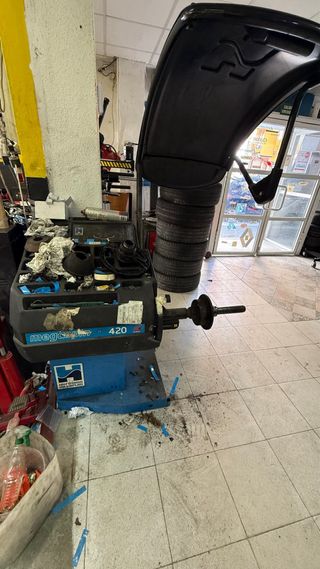 Desmontadora y equilibradora de neumáticos