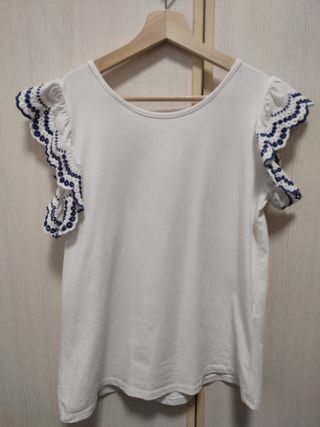Camiseta blanca con volantes y bordado azul