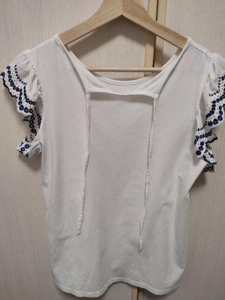 Camiseta blanca con volantes y bordado azul