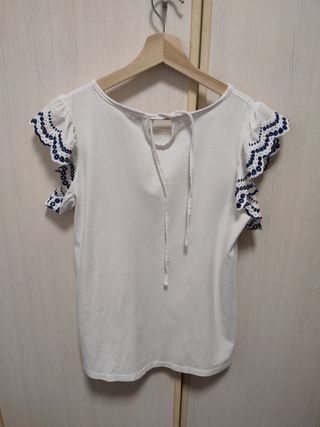 Camiseta blanca con volantes y bordado azul