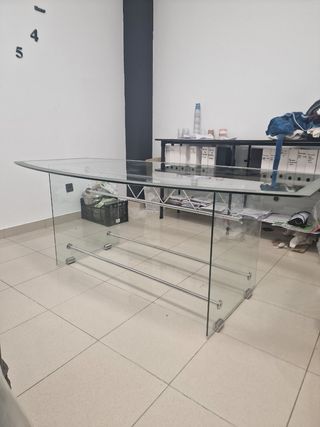 Mesa de cristal y metal