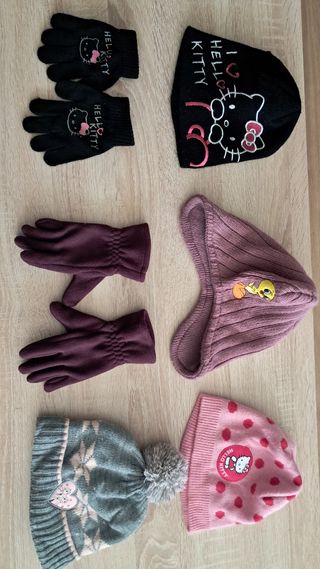Lote de gorros y guantes de lana para niña.