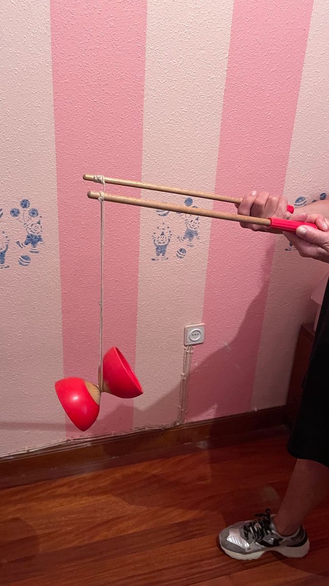 Diábolo rojo con palos