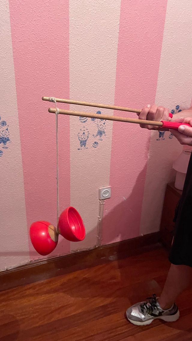 Diábolo rojo con palos