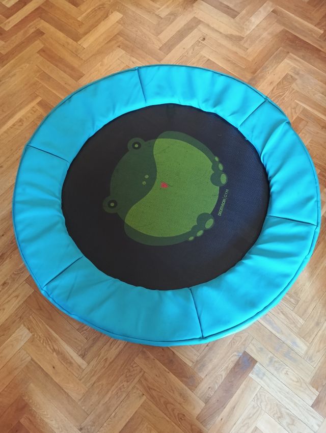 Cama elástica infantil con diseño de rana