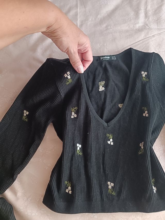 Jersey Stradivarius negro canalé flores M