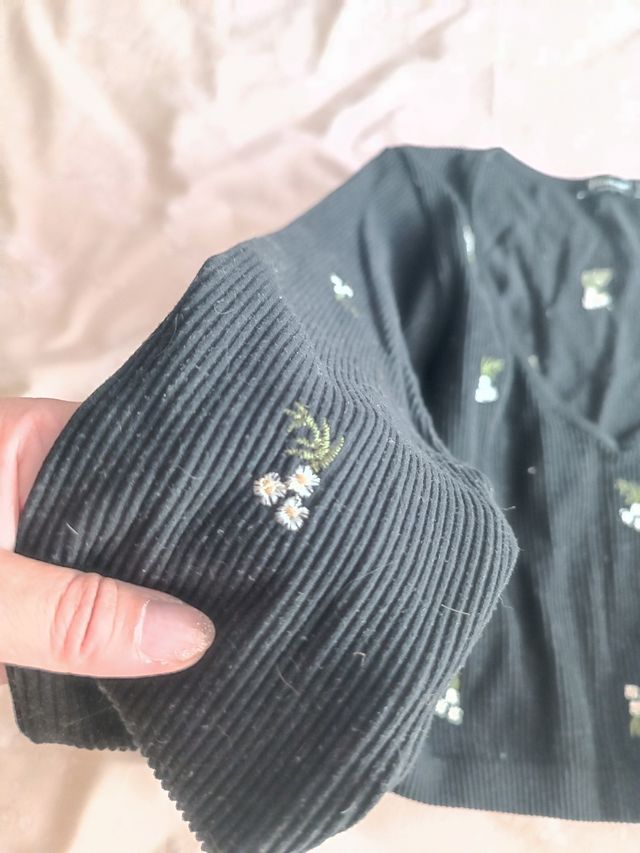 Jersey Stradivarius negro canalé flores M