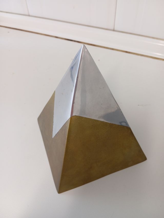 Pirámide de cobre y metal