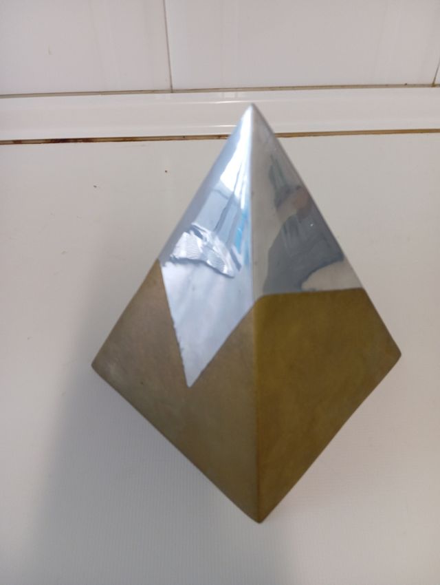 Pirámide de cobre y metal