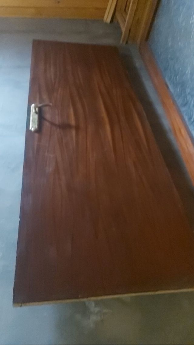 Puerta de madera con manilla