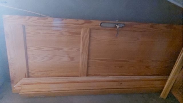 Puerta de madera con manilla