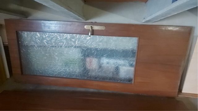 Puerta de madera con manilla