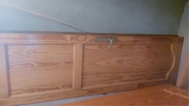 Puerta de madera con manilla