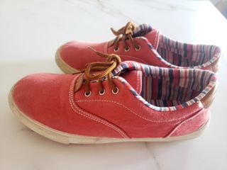 Zapatillas de vestir rojas y multicolor
