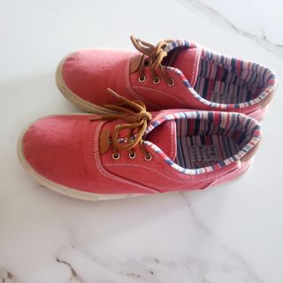 Zapatillas de vestir rojas y multicolor