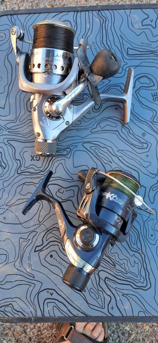 Dos carretes de pesca Daiwa LA12-400