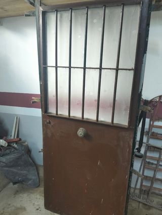 Puerta con bastidor  de hierro con rejas 
