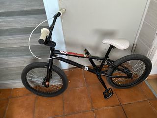 Bicicleta BMX negra Cuadro original manillarruedas
