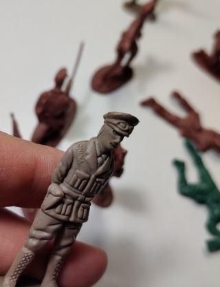 20 piccoli soldatini di plastica