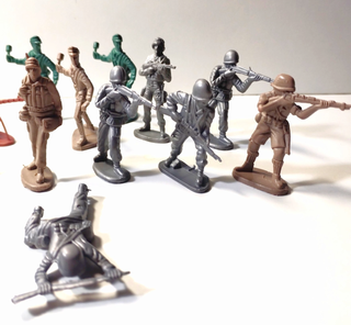 20 piccoli soldatini di plastica